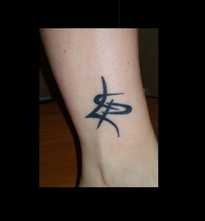 tatuaggio-lettere-iniziali-stilizzate-sulla-caviglia