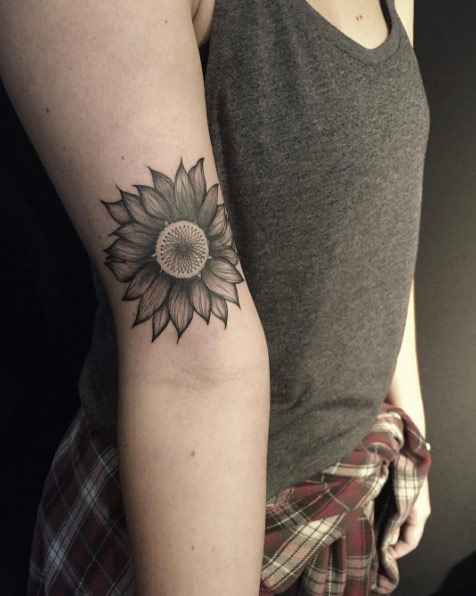 blackwork-sunflower-tattoo-1