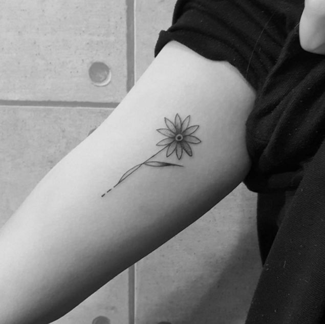 minimlal-flower-tattoo