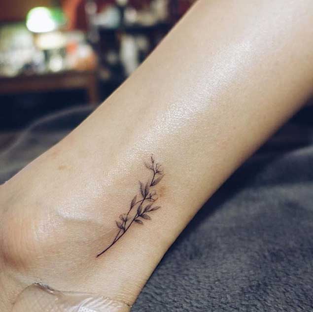 tiny-flowers-tattoo