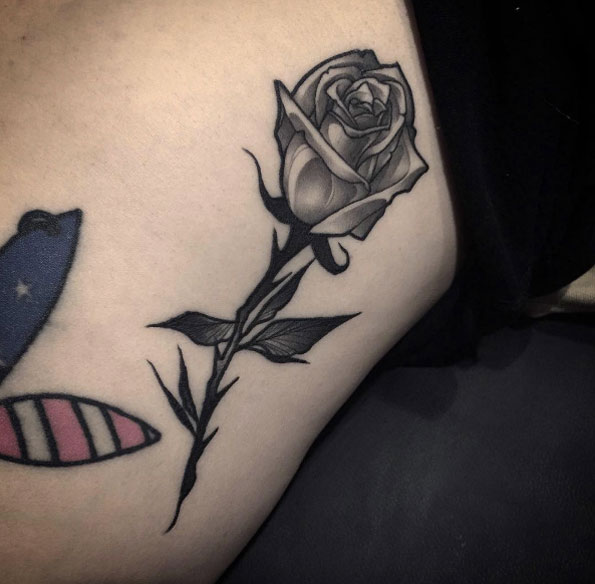40 Tatuaggi Femminili Con Le Rose Nere