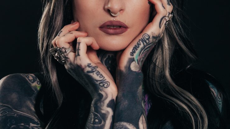 donna con tatuaggi 