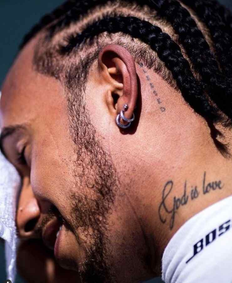 Lewis Hamilton tatuaggio collo