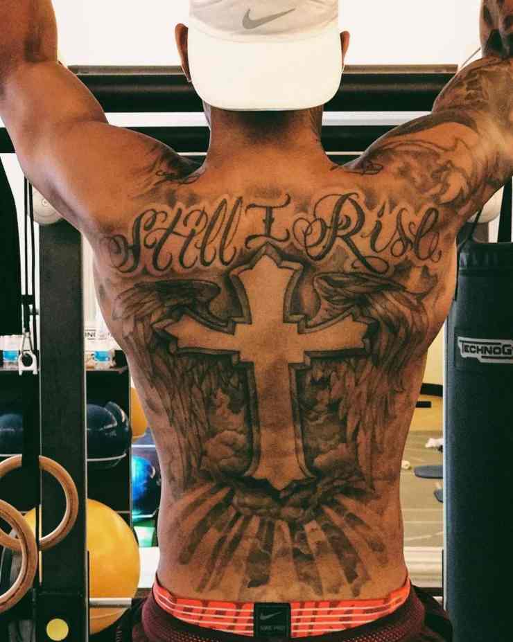 Lewis Hamilton tatuaggio schiena 