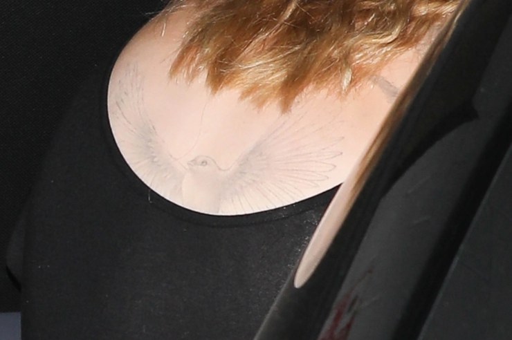 Adele tatuaggio uccello sulla schiena