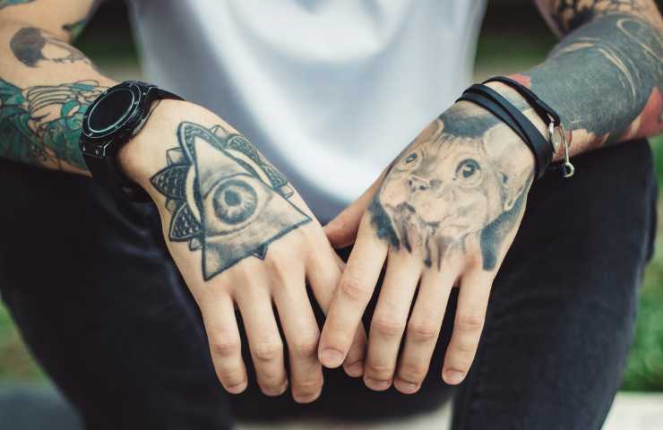 Tatuaggi mani
