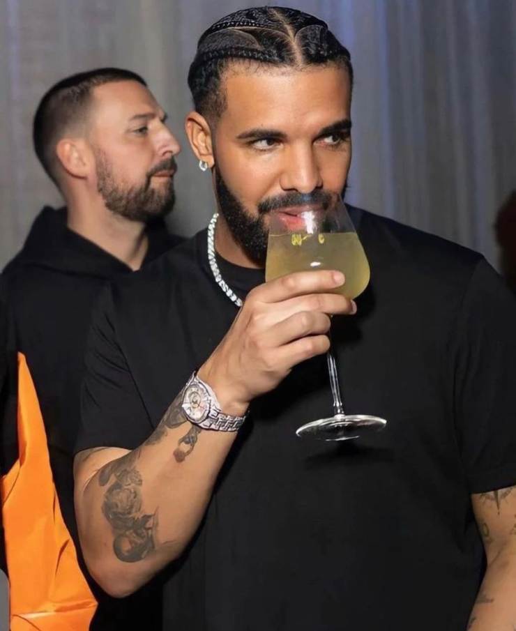 Drake con orecchini 