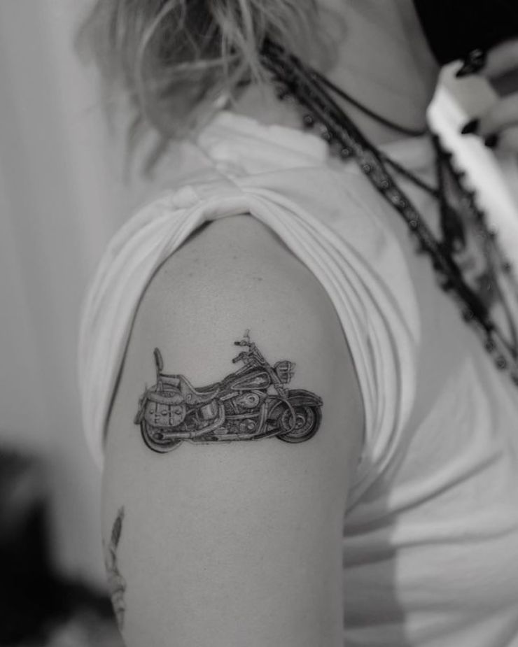 Miley Cyrus tatuaggio moto